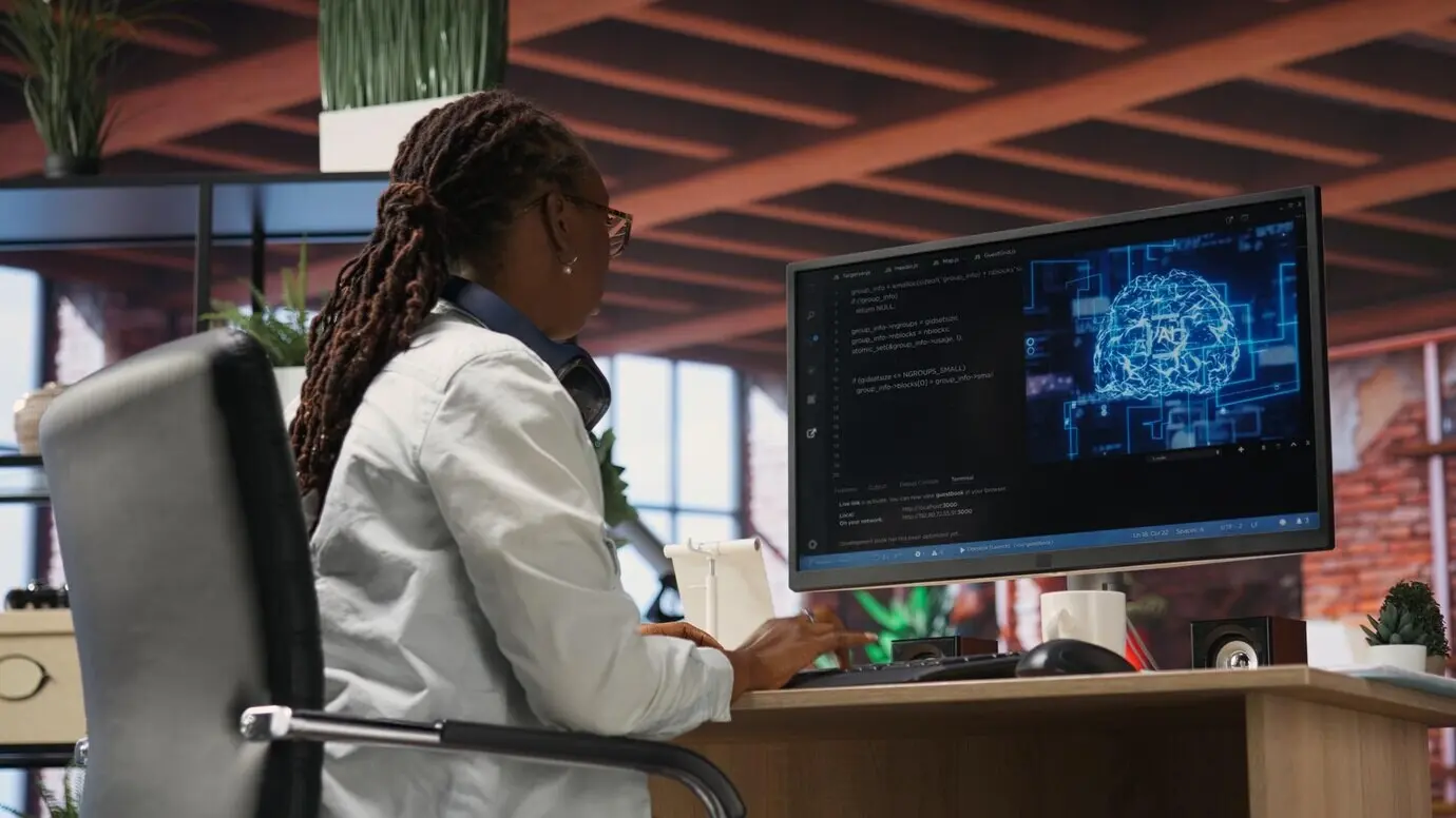 Дистанционно работающий программист, использующий компьютер для вычислений в области искусственного интеллекта