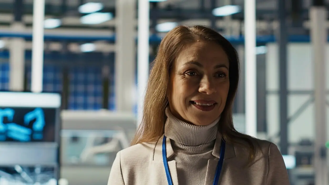 На заводе научный сотрудник с помощью планшета проверяет параметры фотовольтаических материалов.