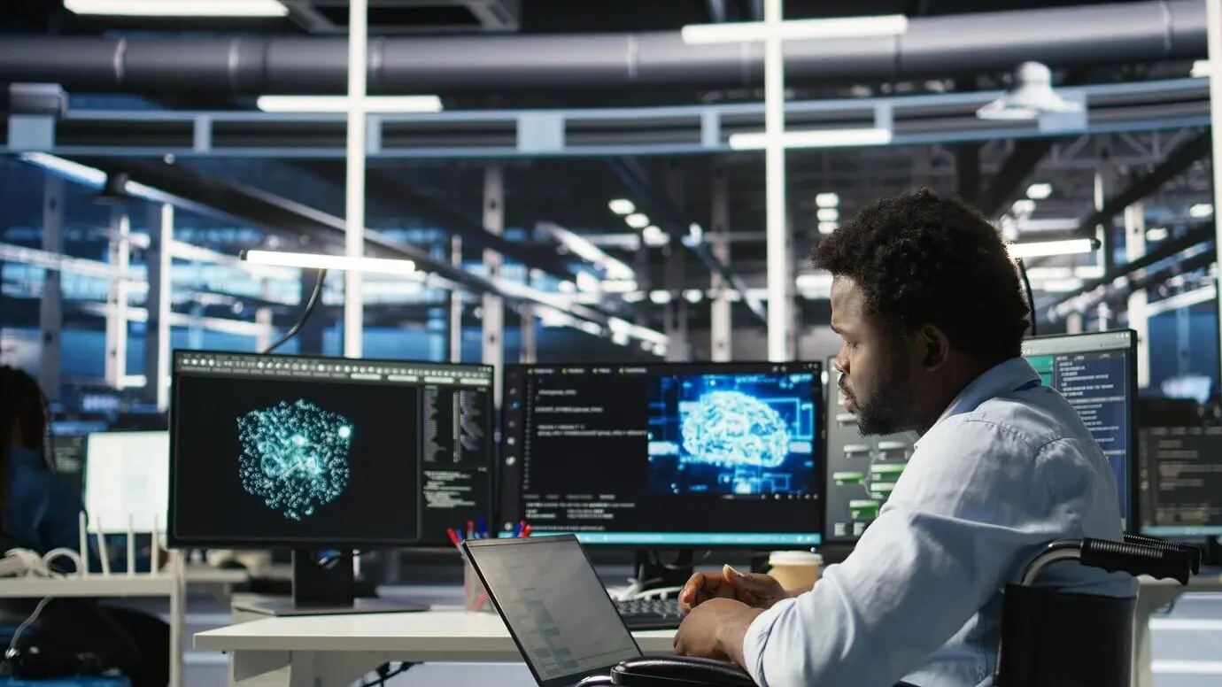 Информатик в центре обработки данных в инвалидной коляске использует программное обеспечение ИИ с деревом узлов.